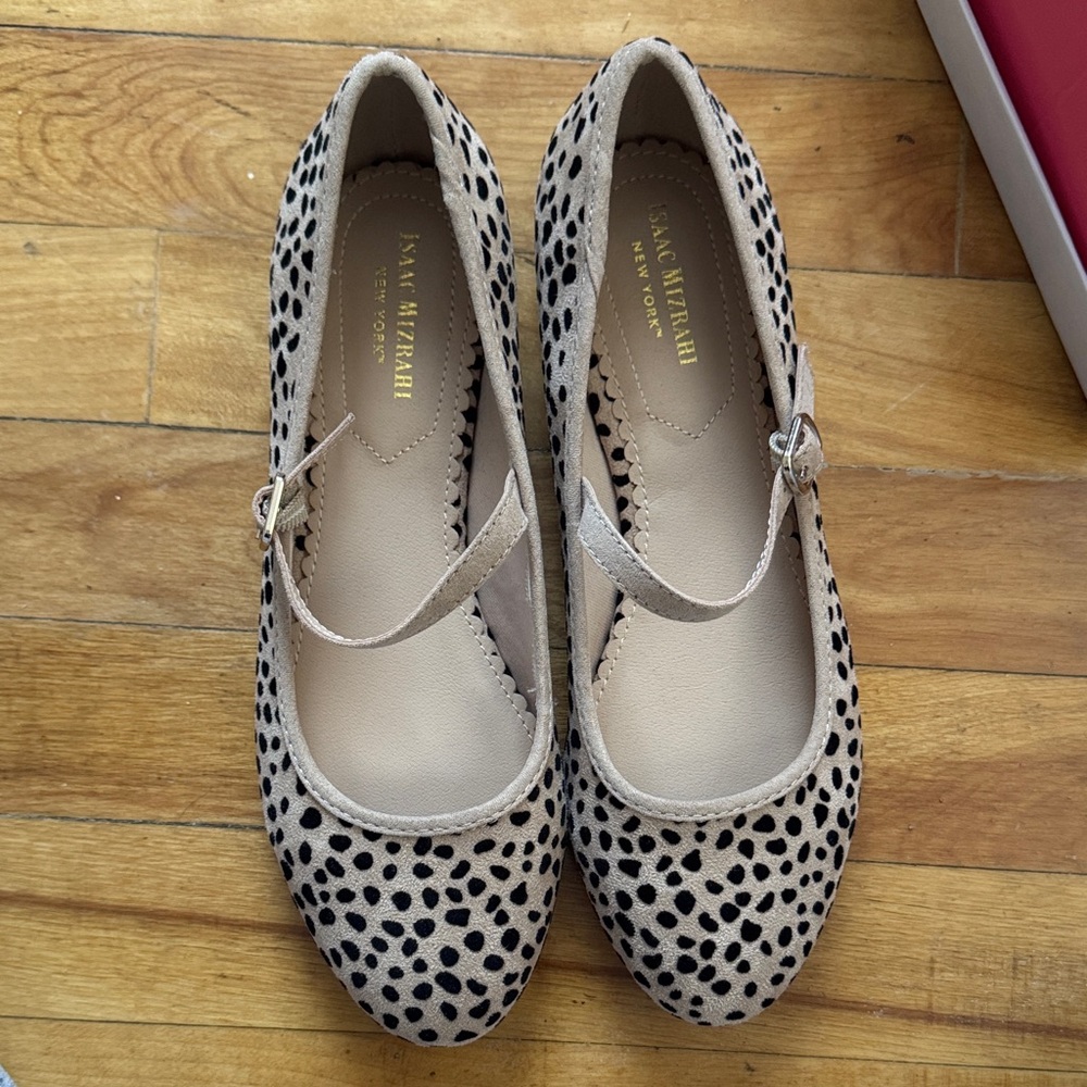 NWT Isaac Mizrahi Beige and Black Spotted Mary Jane Flats Sz 7.5